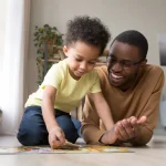 کودک با پدر درحال تمرین تقویت حافظه