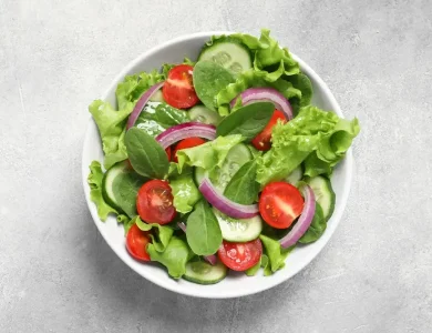 سالاد فصل تزیین شده با گوجه