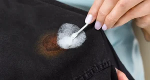 اقدامات ممنوعه قبل از پاک کردن لکه روغن از لباس چیست؟